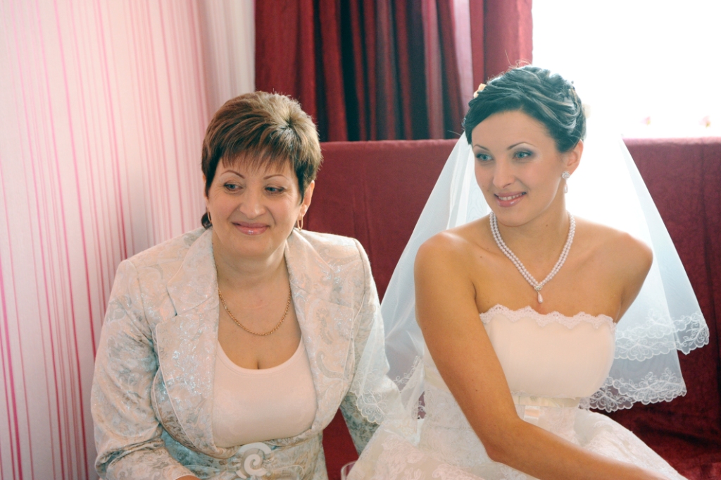 Платье и прическа для мамы на свадьбу сына